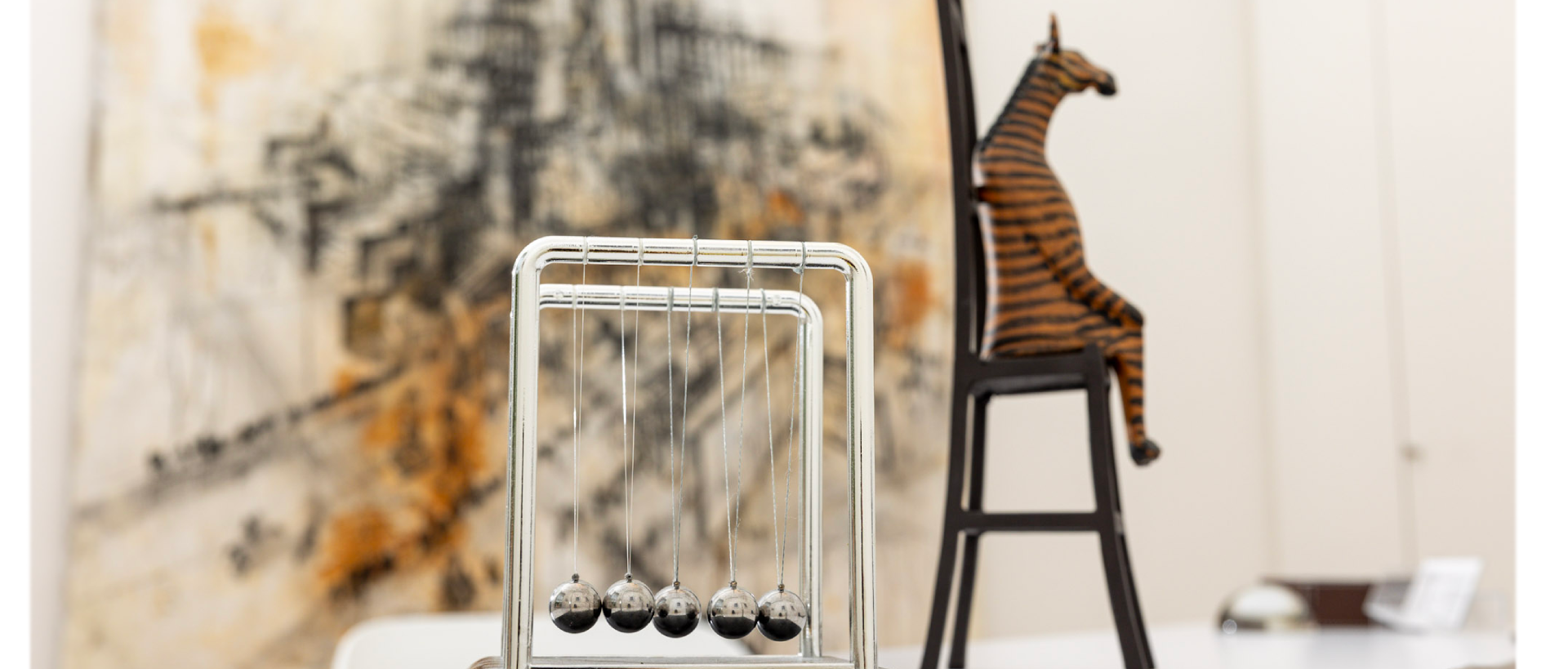 Eine Giraffe im Besprechungszimmer