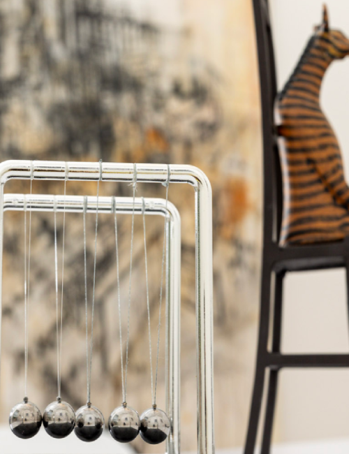 Eine Giraffe im Besprechungszimmer