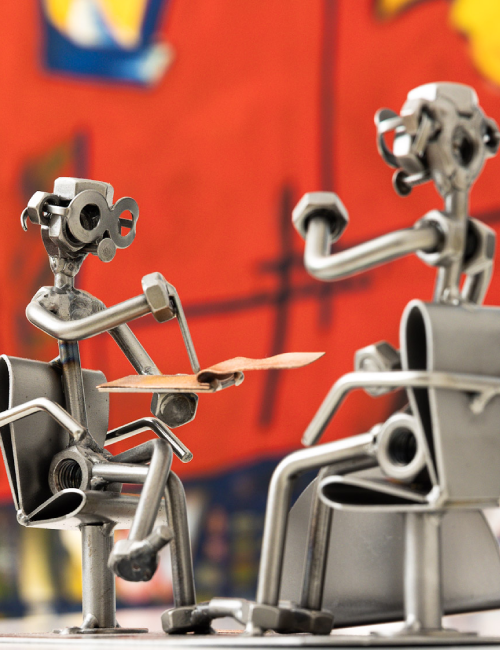 zwei Stahlfiguren in einer Haltung eines Dialoges