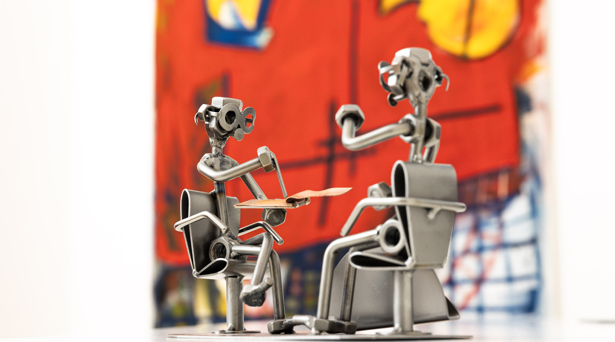 zwei Stahlfiguren in einer Haltung eines Dialoges